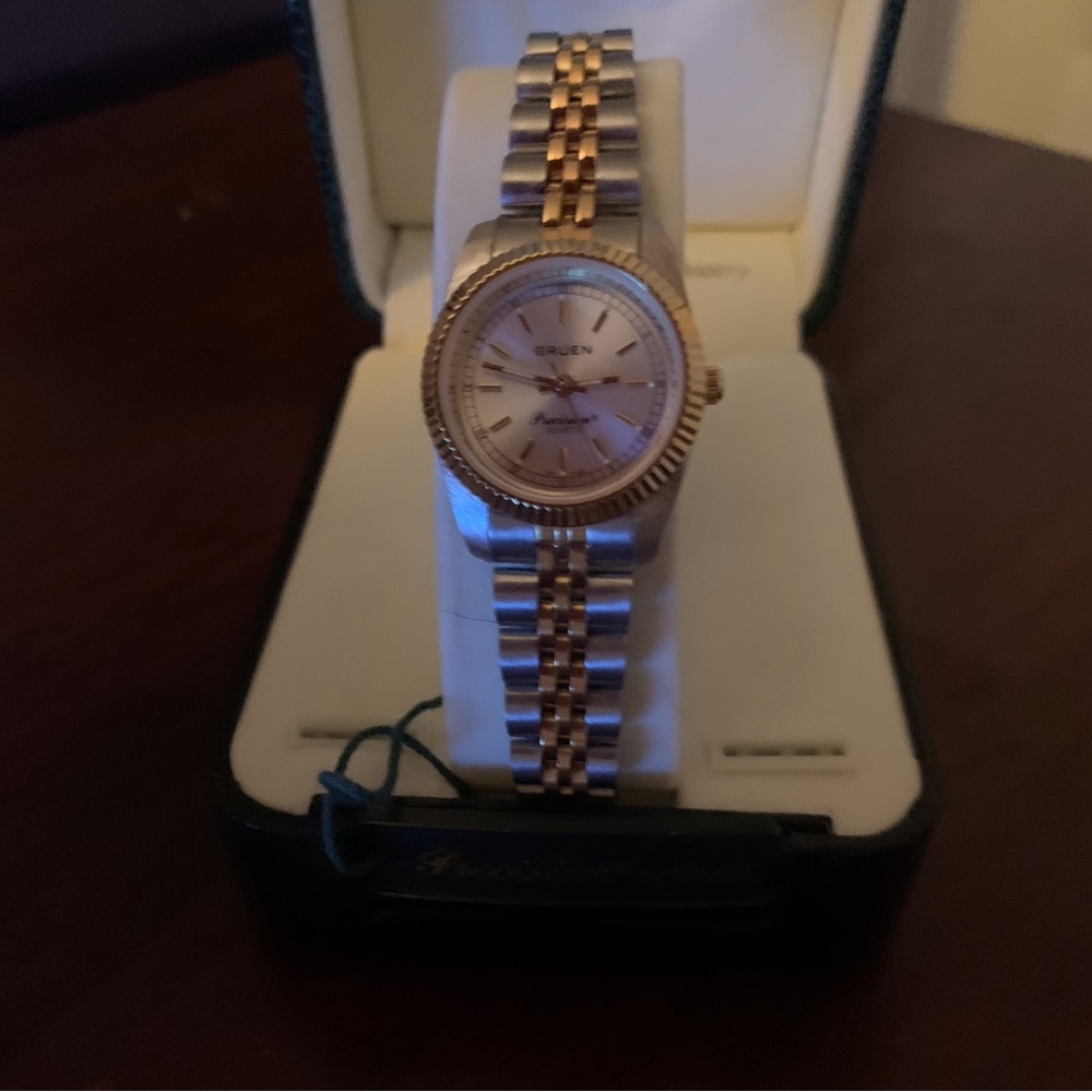 LADIES WATCH (NEW IN BOX)
